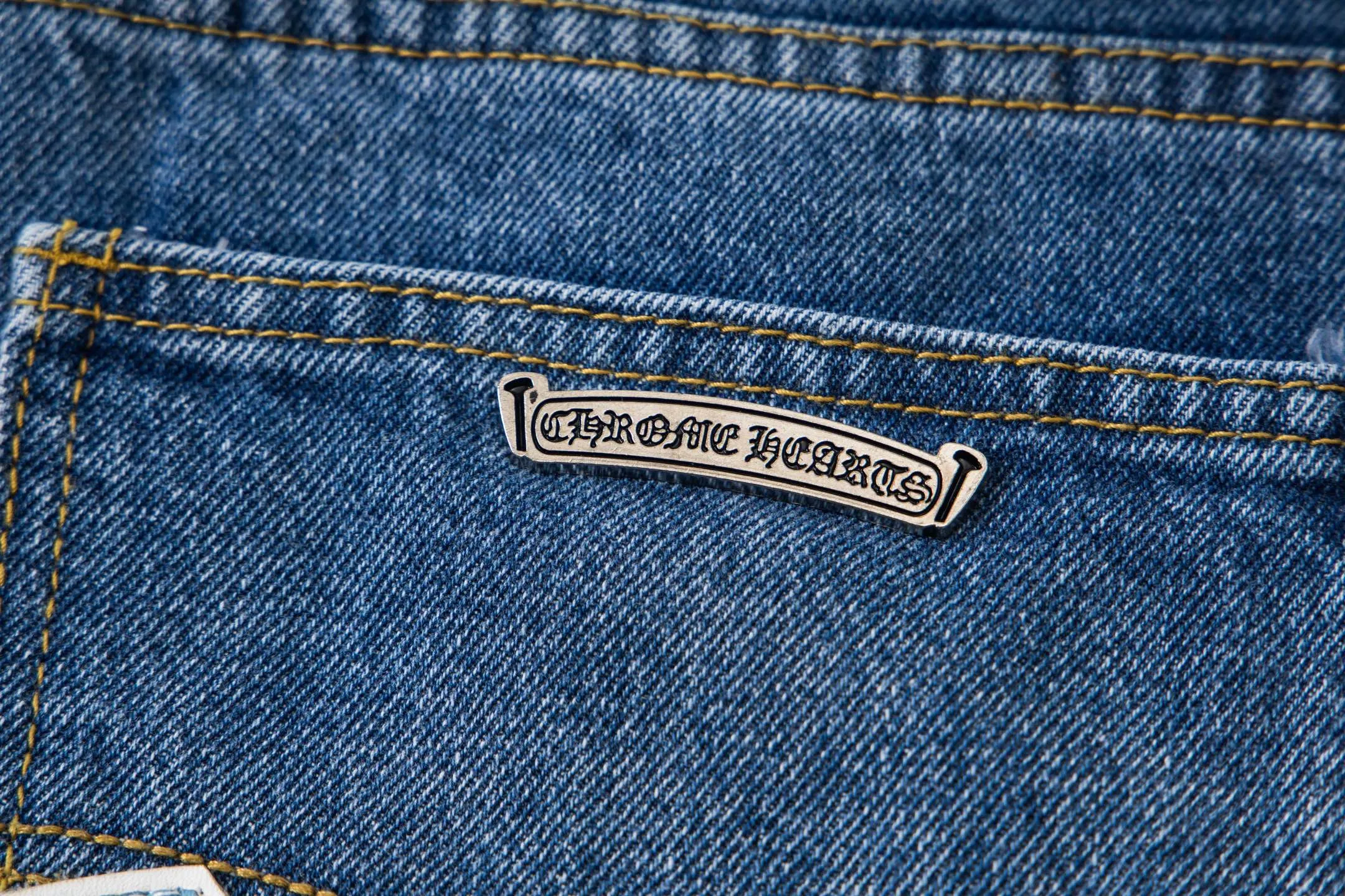 P260 Chrome Hearts light blue pants, Sanskrit blue and white patchwork leather jeans. CH jeans need to be washed and then disassembled and hand-stitched with sheepskin cross leather and then spliced ​​together. The whole piece has too many craftsmanship to explain. The patchwork cross pattern is embellished, and the high-waisted washed jeans! ! Absolutely high-end luxury products, god-level single products and super popular products, made with top heavy industry, a must-see magic weapon. Customized hardware. The fabric is thick and soft after washing. It has good breathability. Customized small leather label. Unique design. The details are simple and elegant, and the workmanship is exquisite. The entire trousers are neatly routed and the details are in place! It’s so cool that both men and women can easily control the genderless trend! Style number: 1805# Color: blue Size: 28 30 32 34